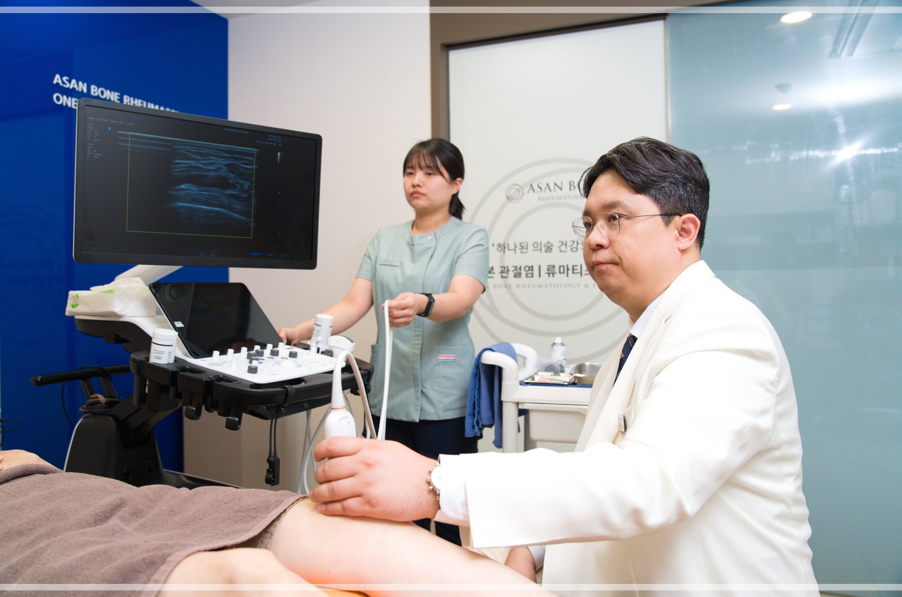 무릎 통증 원인 파악을 위해 관절 초음파를 시행중인 아산본내과 의료진