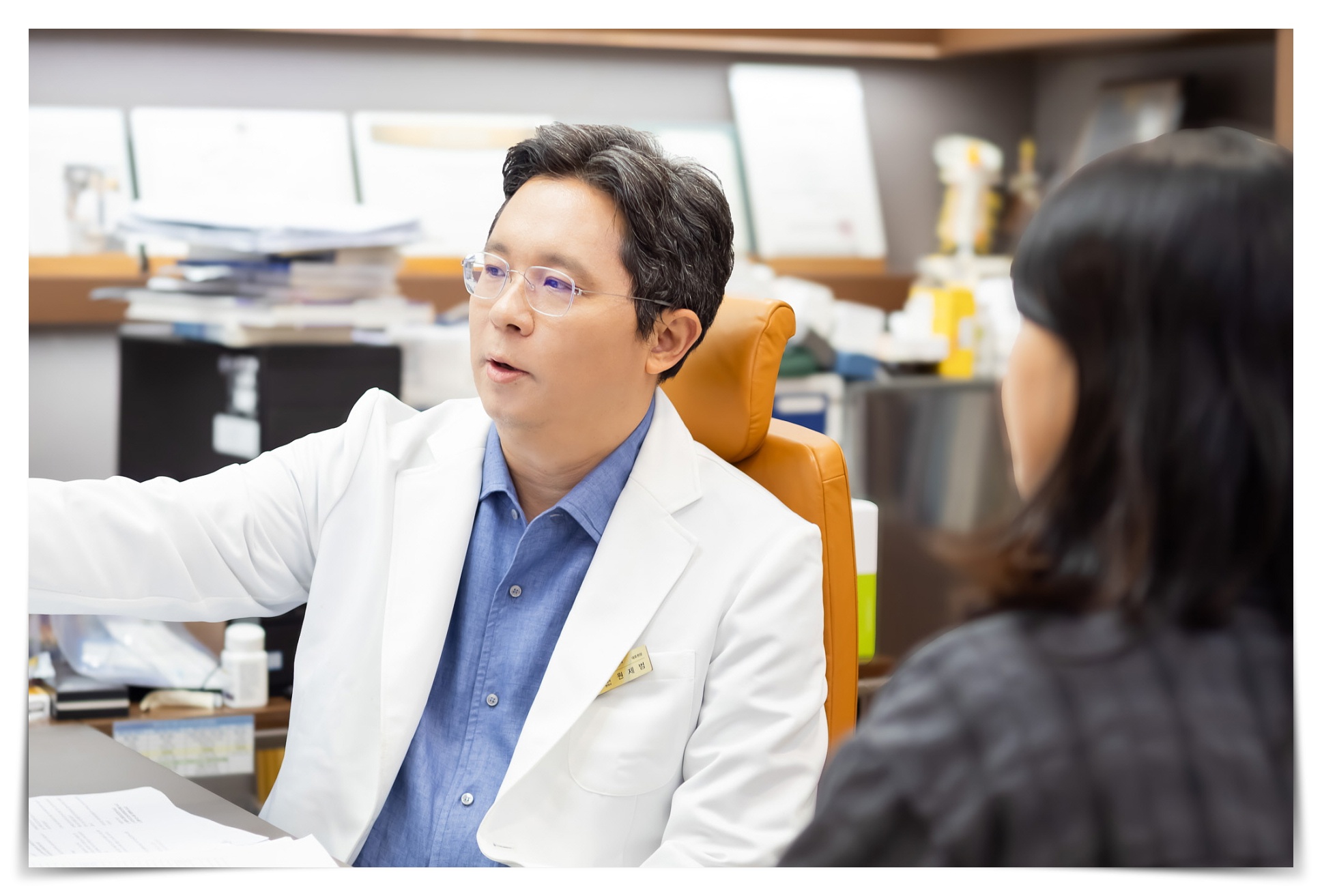 류마티스내과 검사 전 환자와 진료중인 아산본내과 의료진