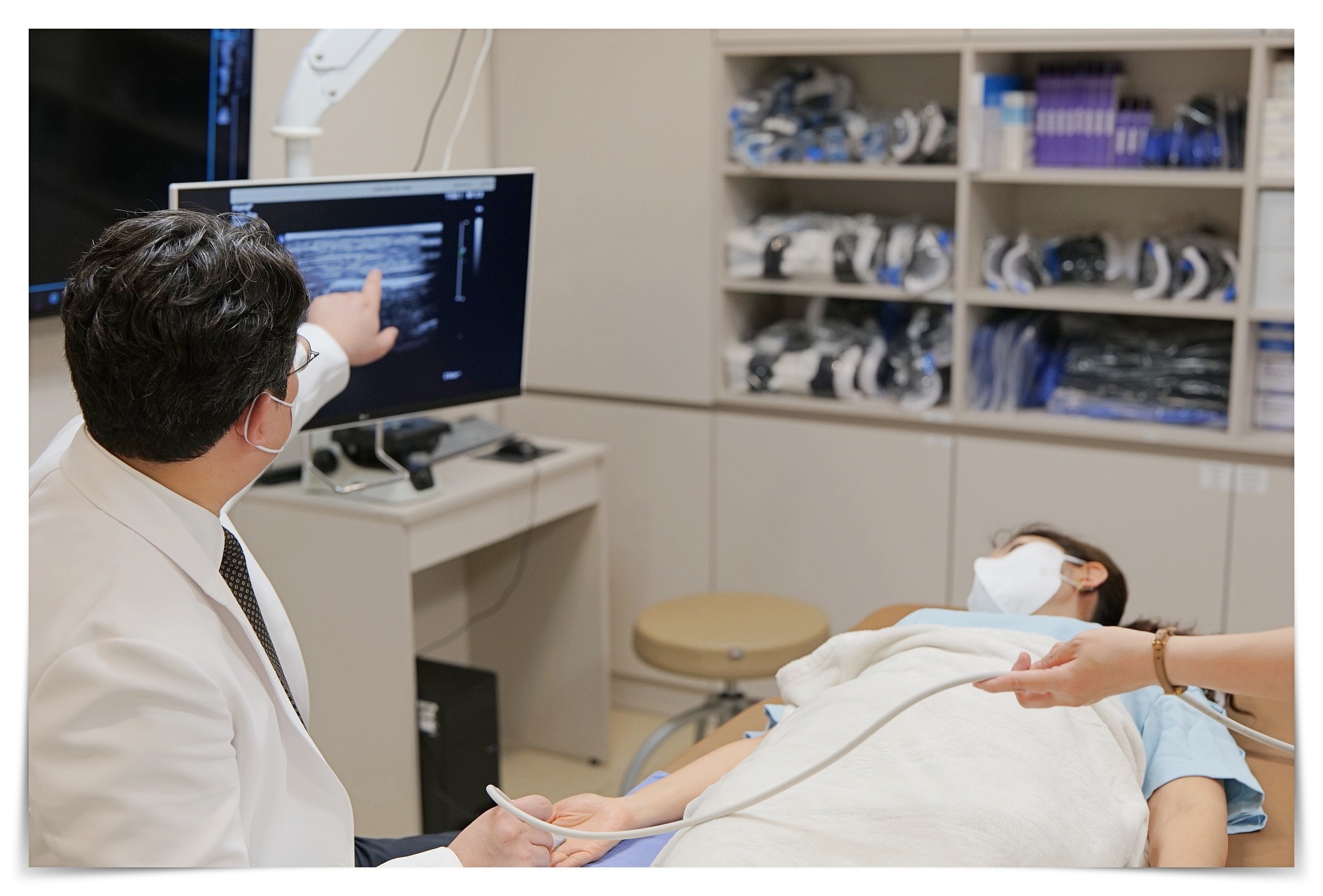 류마티스내과 검사 중 관절 초음파로 손가락 관절 내 염증을 확인하는 모습