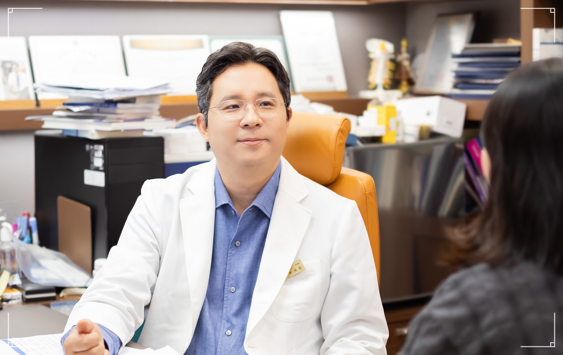 손가락염증의 원인 질환에 대해 설명하는 아산본내과의원 원제범 원장