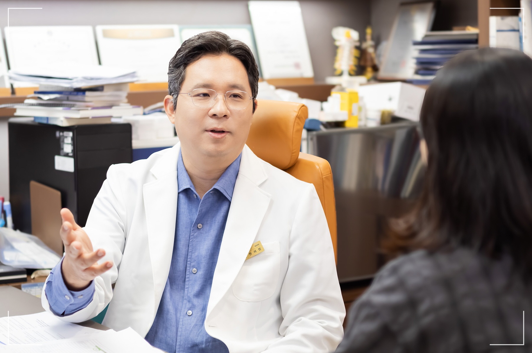 손가락 관절 통증은 원인 파악이 관건이라고 설명하는 아산본내과의원 의료진