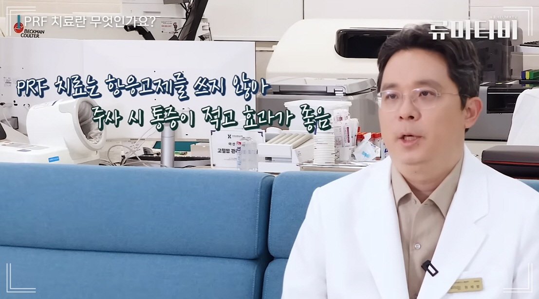 손가락마디 부음 치료방법 활성화 세포 치료의 장점을 설명하는 아산본내과 원제범 원장