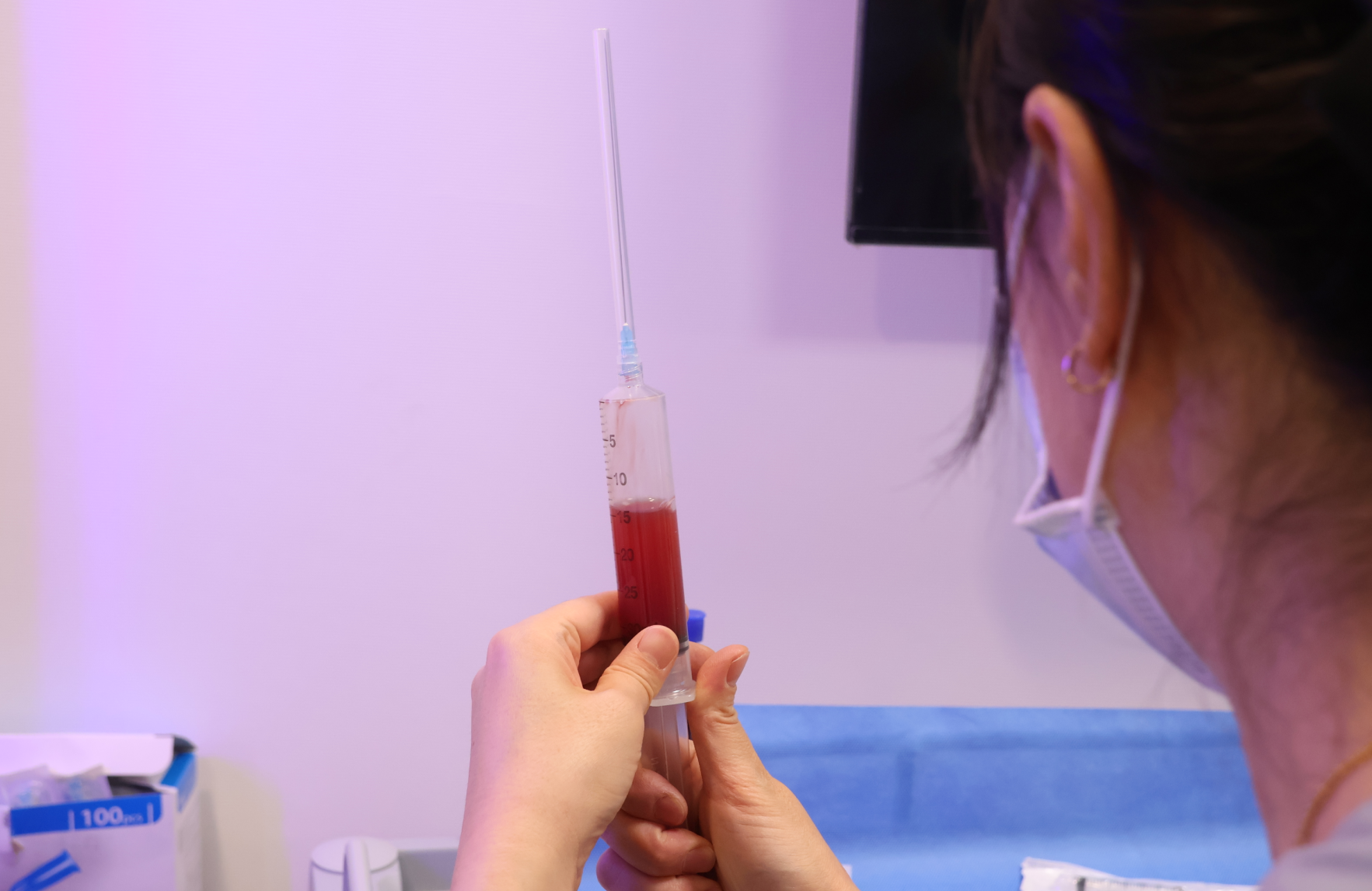 무릎 관절 부위에 적용하는 활성화세포 치료를 설명하는 이미지
