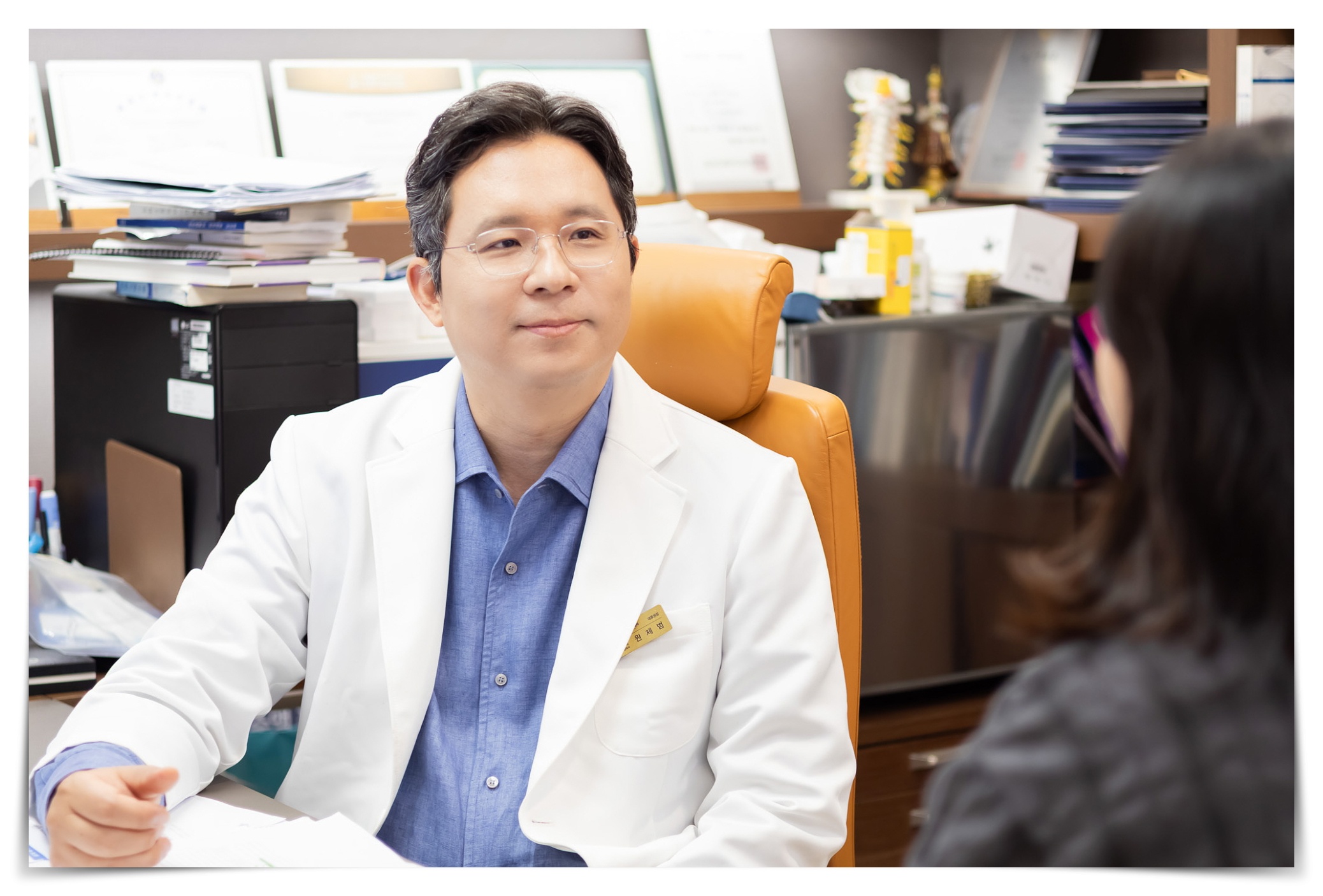 얼굴 홍반 루푸스 진료과 아산본류마티스내과 원제범 대표원장 진료 장면