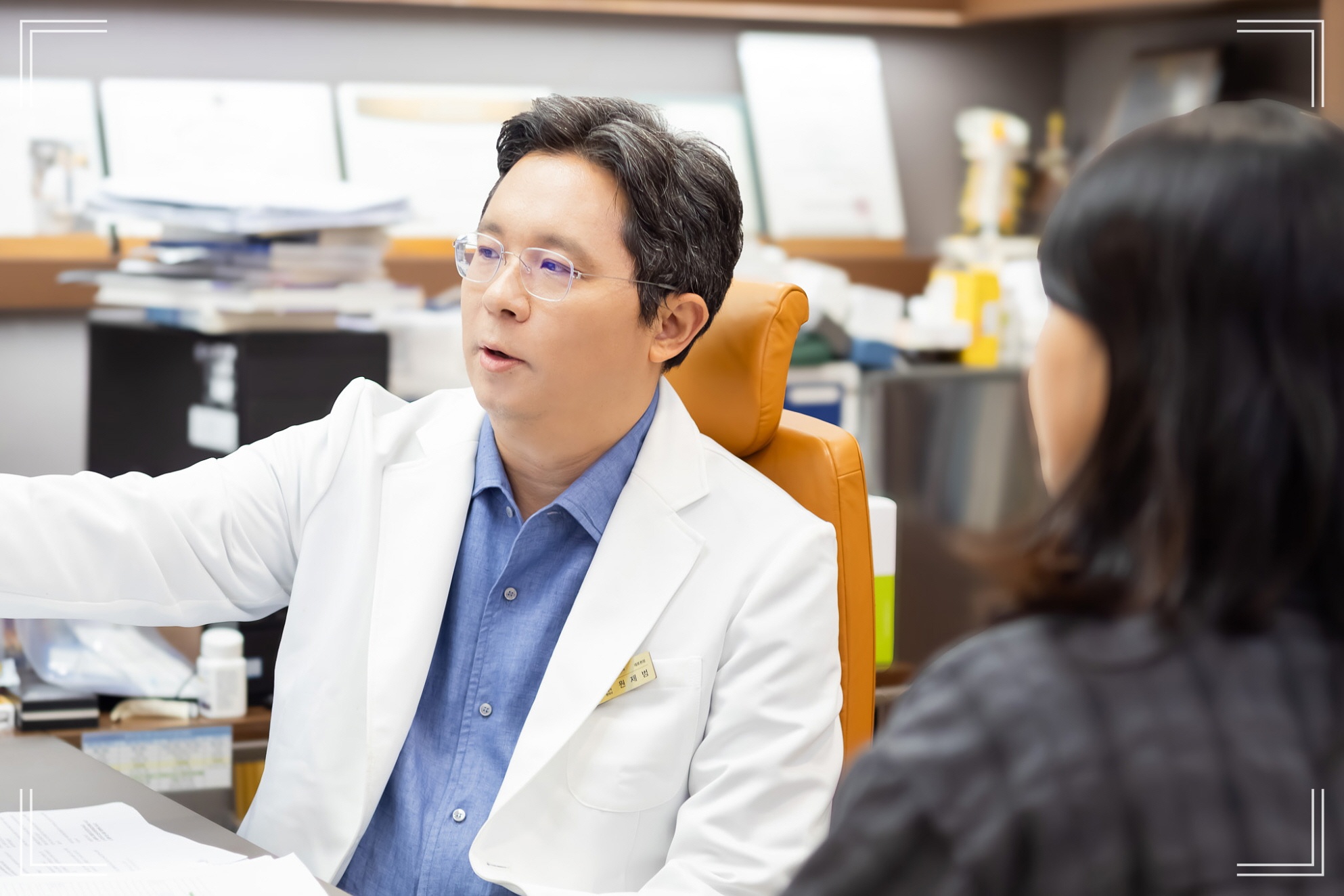 만성피로 해결 원하는 환자분과의 서울 수액 맞는 병원 아산본내과의원 원장 진료 장면